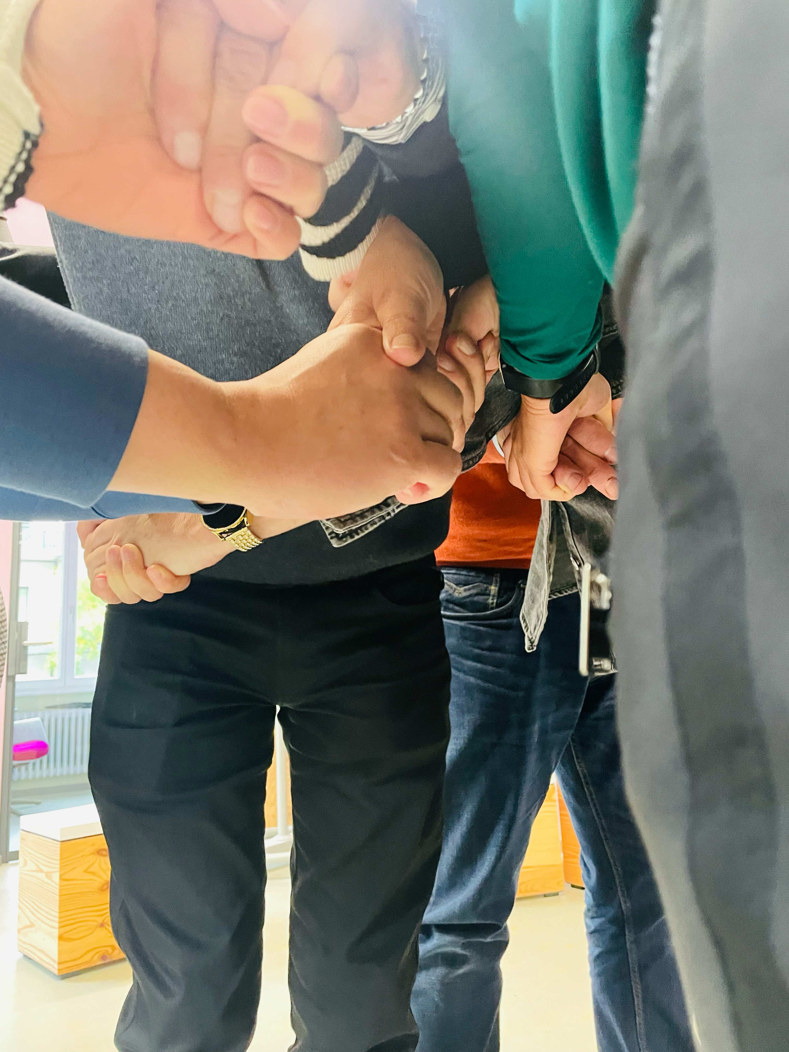 Verschlungene Hände als Bild für Verbindung und Zusammenarbeit