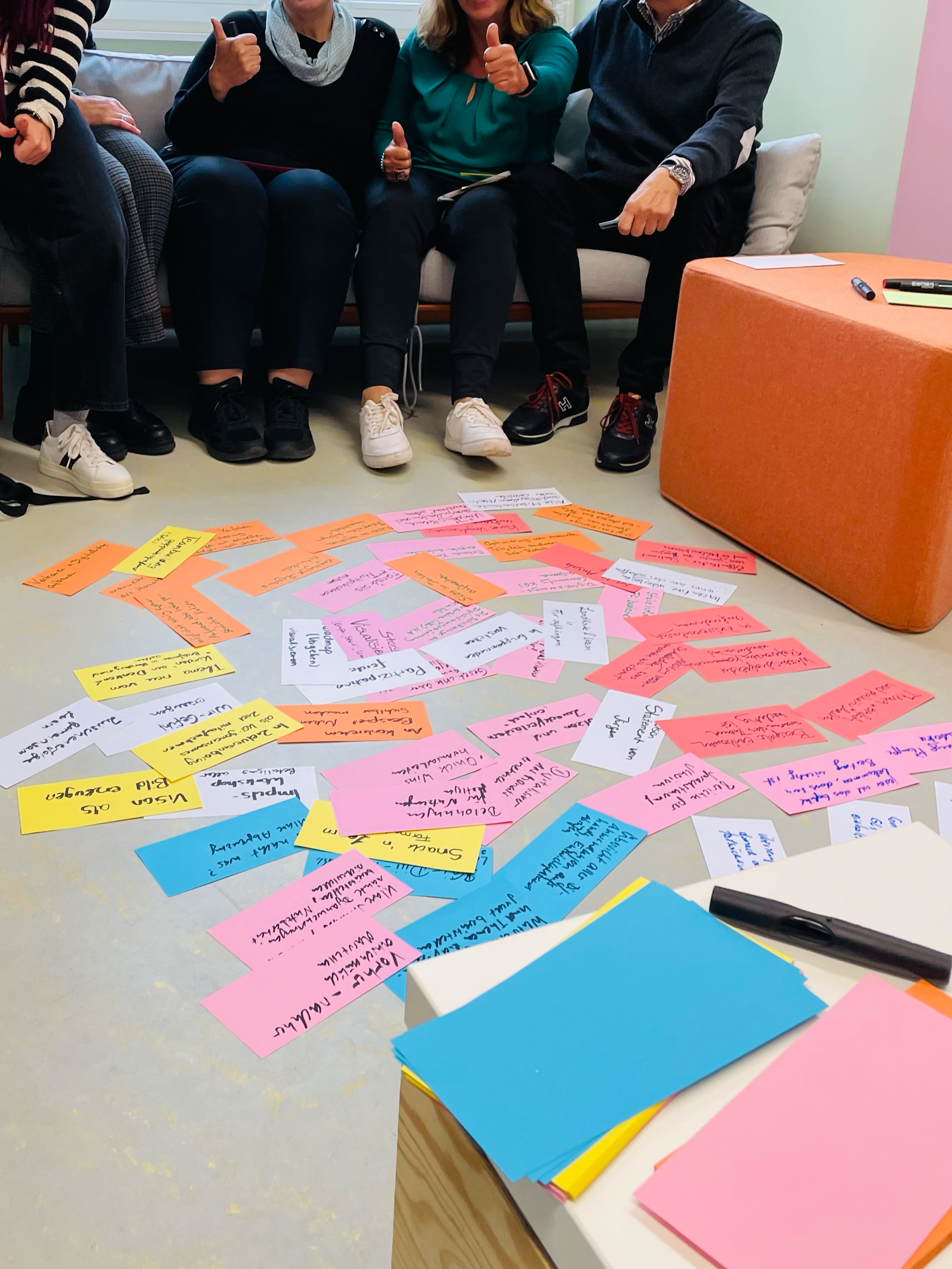 Post-its als Bild für Ideenfindung, Sortierung und Zusammenarbeit
