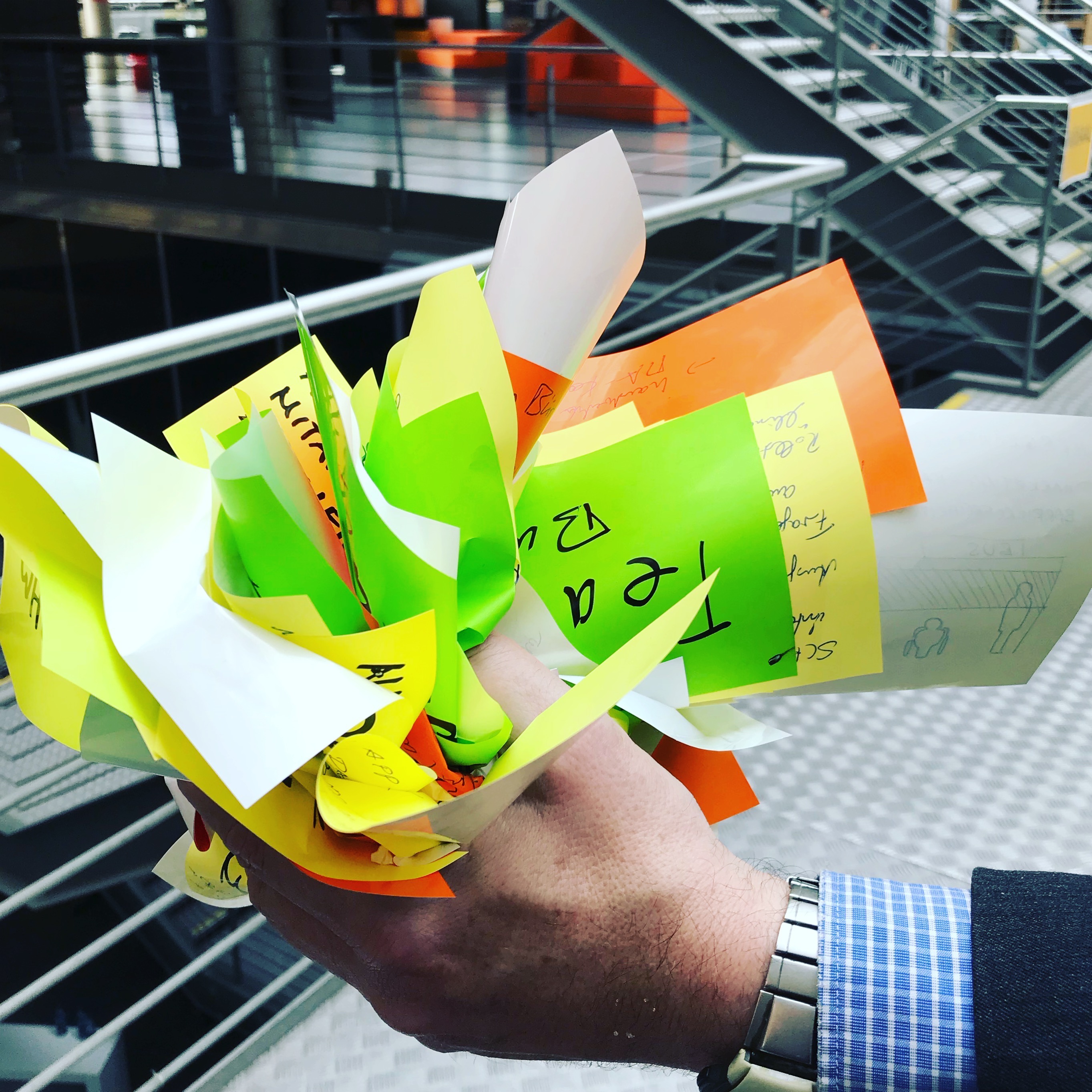 Buntes zerknülltes Papier als Bild für Komplexität und neue Perspektiven